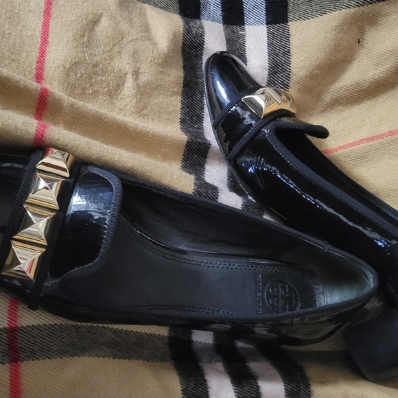 TORY BURCH PATENT LEATHER GOLD STUDS PUMPS ASHER SZ 8 MEDIUM BLACK - Picture 9 of 16